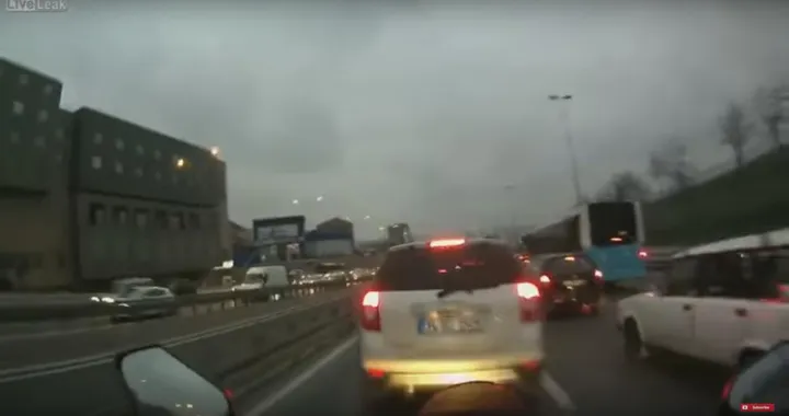 Motociclista tampona un'auto [Video]