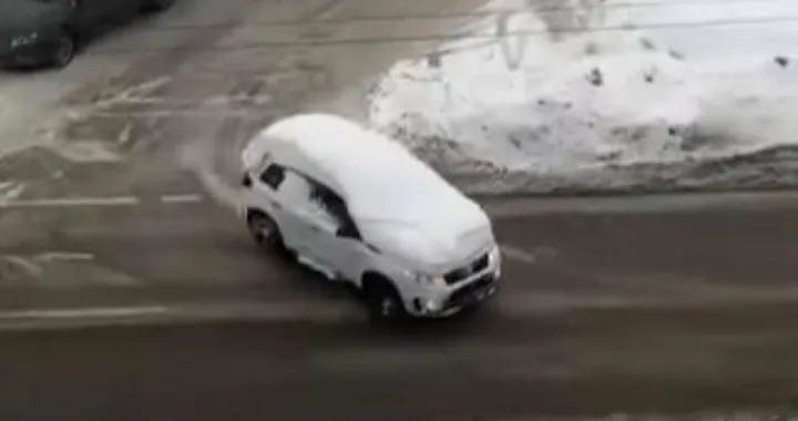Guida il SUV con il parabrezza coperto di neve: troppa fiducia negli ADAS... [Video]