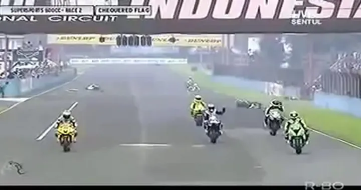 Centrato sul traguardo dopo aver vinto la gara