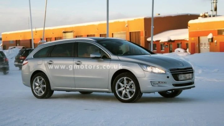 Peugeot 508 Outdoor: prime foto spia