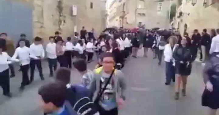 Malta: Arcivescovo su una Porsche trainata dai bambini