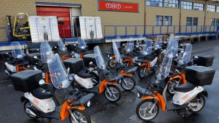 TNT Post consegna la posta con i Piaggio Liberty 50 4T