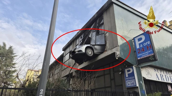 Auto sfonda vetrata in autorimessa, 84enne salvato a Milano