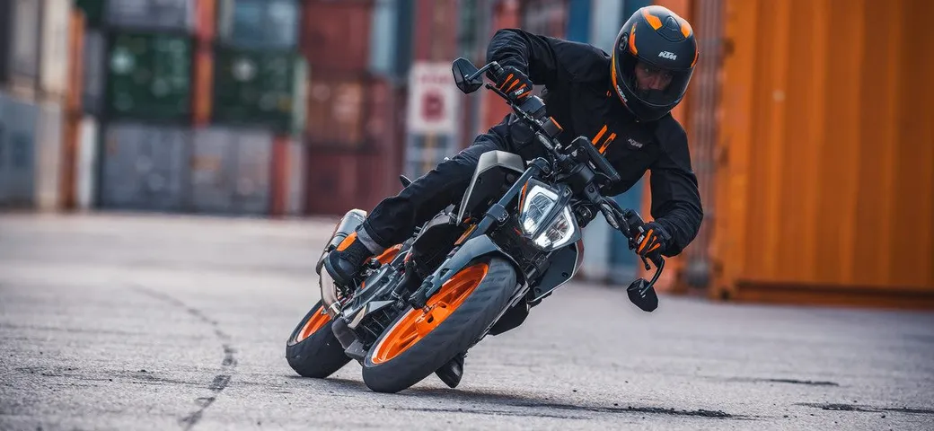 KTM svela 125 Duke e 390 Duke 2021: caratteristiche e prezzi