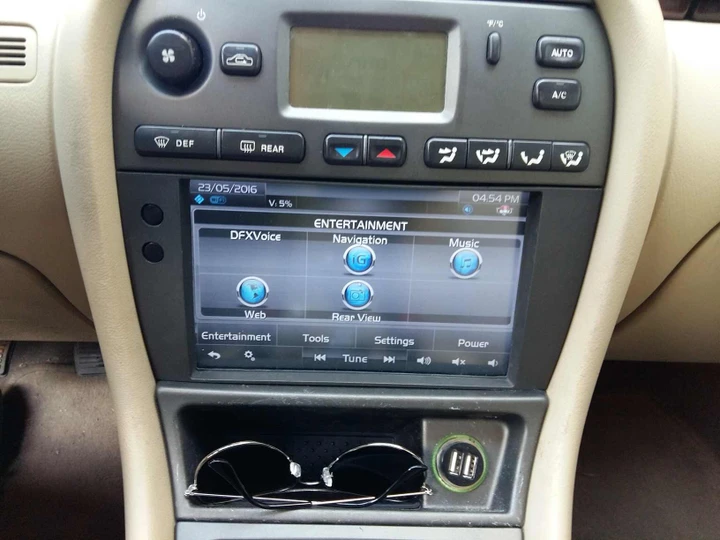 Non gradisce l'infotainment, mette un PC nella Jaguar