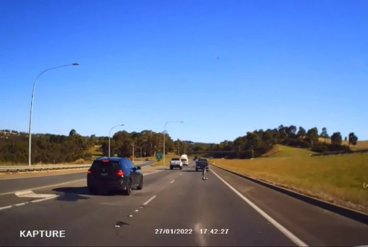 Incidente spaventoso: colpito in auto da un gancio traino [Video]