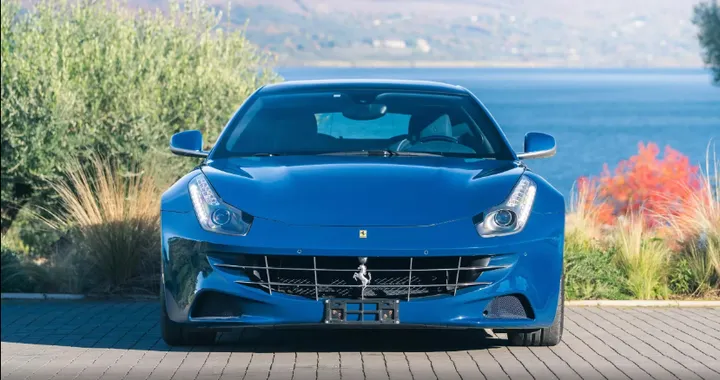 Ferrari FF di Lapo Elkann, l’unicità risiede nella stoffa: all'asta