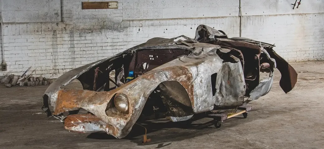 Ferrari 500 Mondial del 1954 ridotta ad una carcassa in vendita all'asta per circa 2 milioni