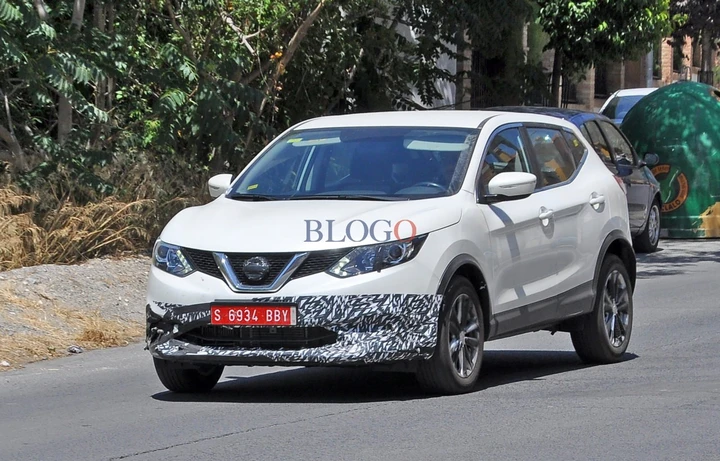 Nissan Qashqai: foto spia su strada