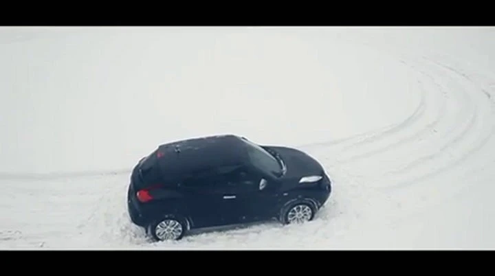 Nissan Juke: gli auguri di natale sulla neve