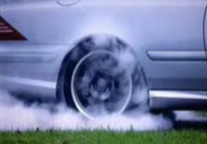Tiro alla fune con la Mercedes CL65 AMG