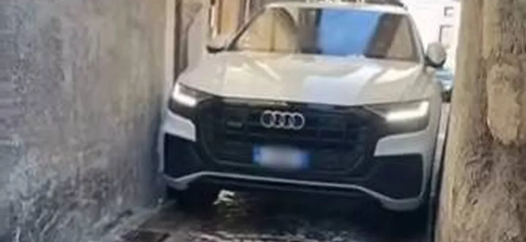 Audi Q8 costretta a manovre ardite in un vicolo stretto | Video