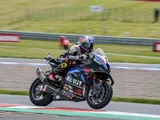 Superbike 2025: Razgatlioglu domina il FP1 di Most tra bandiere rosse e incidenti