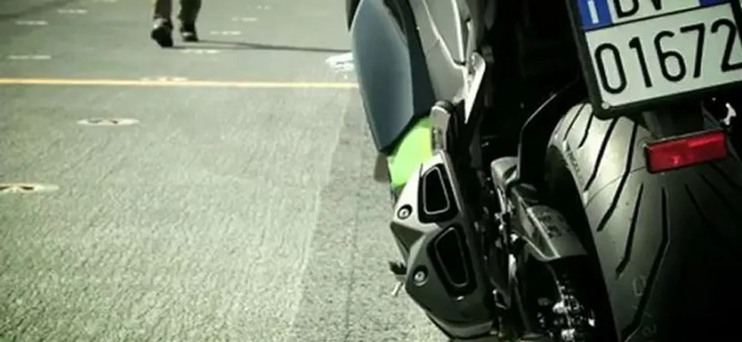 Max Biaggi testa i Pirelli Angel GT sulla Portaerei Cavour