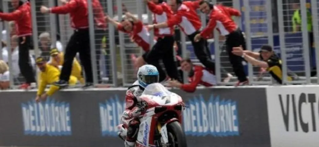 WSBK: Doppietta solitaria per Carlos Checa a Phillip Island. In Gara2 podio show per Max Biaggi e Marco Melandri