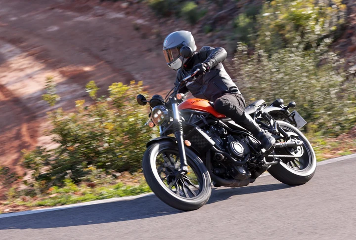 Honda CL500, la prova su strada della nuova scrambler