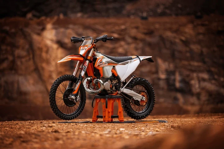 KTM 300 EXC TPI Erzbergrodeo 2022, il tributo alla celebre gara: foto, caratteristiche e prezzo