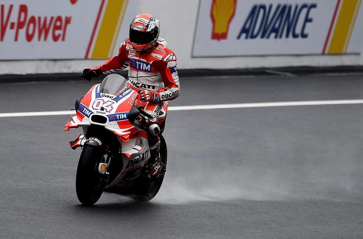 Andrea Dovizioso mette all'asta la sua tuta per i bambini di Amatrice