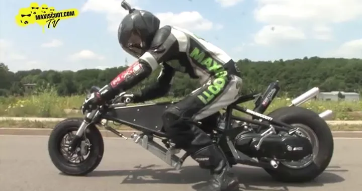 MaxiScoot e il suo drag-scooter bicilindrico
