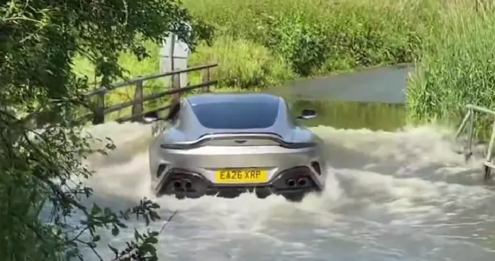 Aston Martin sfida la pozzanghera e rimane in panne
