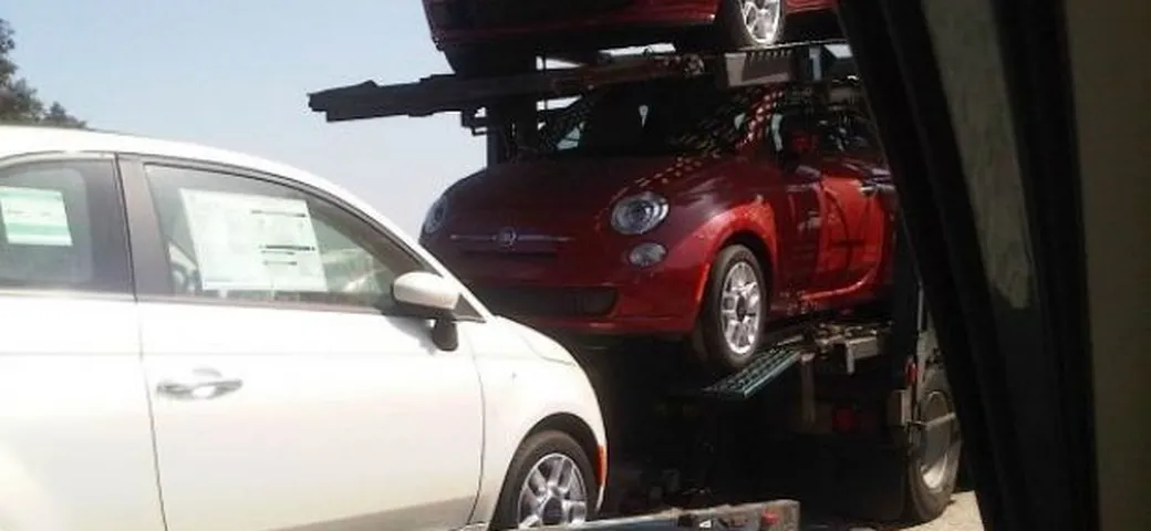 Fiat 500: foto di una bisarca in California