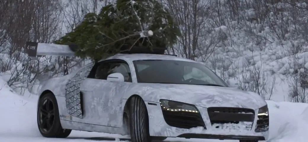 Audi R8: drift sulla neve con l'albero di Natale [Video]