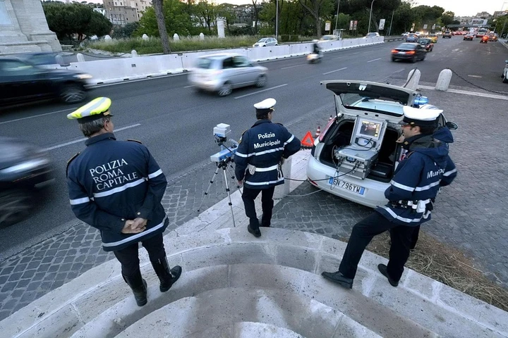 Pirata della strada investe vigilessa a Roma: indagini in corso