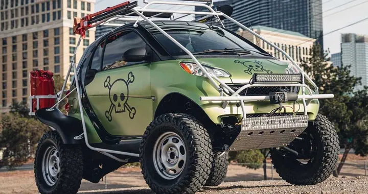 La piccola Smart diventa un Monster Truck con Gotham Garage