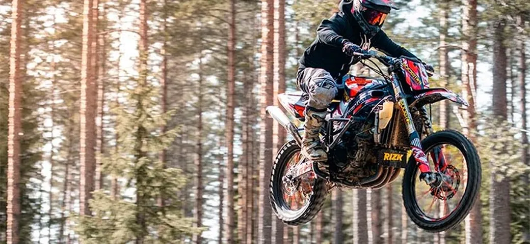 Stunt Freaks Team, salto di 52 metri con la Suzuki GSX-R 1000 da cross