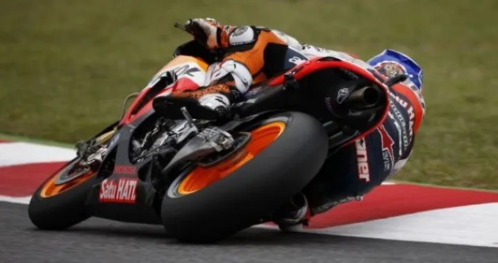 MotoGP: trionfo solitario per Casey Stoner con Lorenzo e Spies sul podio. Simoncelli delude, Rossi quinto