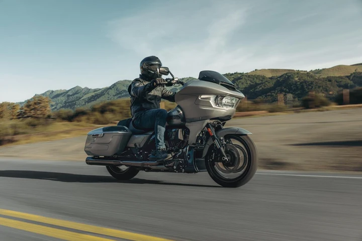 Harley-Davidson CVO Street Glide e Road Glide: svelate le nuove touring [FOTO]