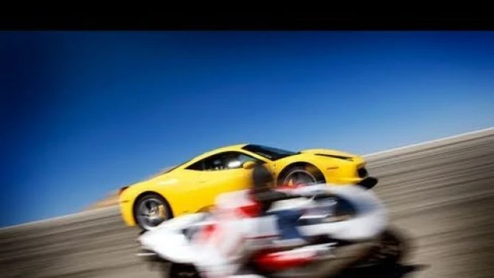 Video Ferrari 458 Italia Vs Ducati 1198S