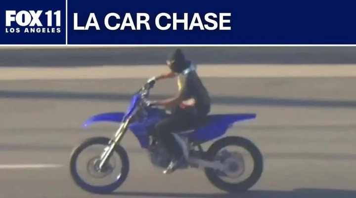 Inseguito dalla polizia in moto, fa rifornimento e chiama persino la TV [VIDEO]