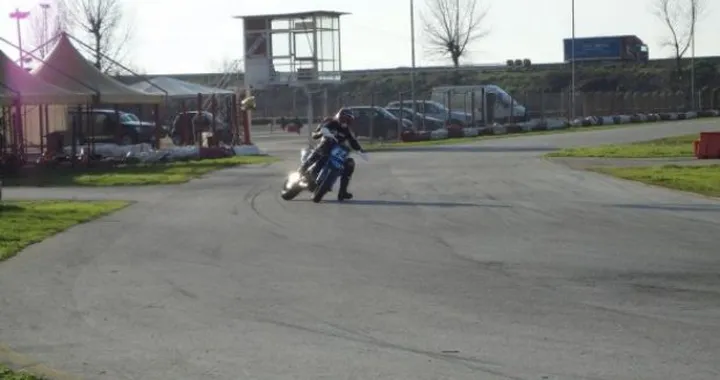 Scatto in Corsa: motard in derapata