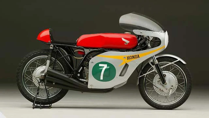 Honda 6 cilindri in pista con Guy Martin: revival nel ricordo di Hailwood