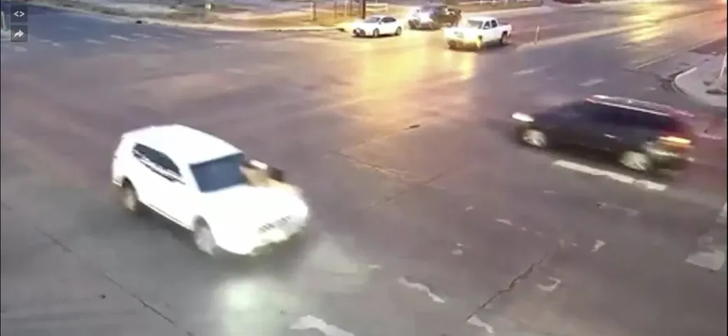 Shock: le rubano l'auto con i figli a bordo, lei si aggrappa al cofano [Video]