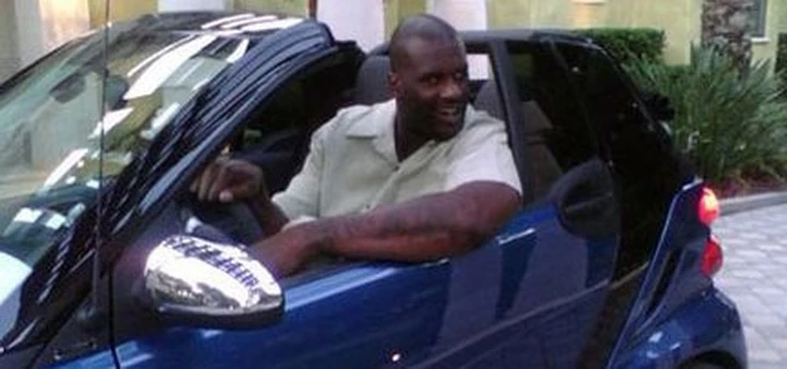 Shaquille O'neal in una Smart Fortwo