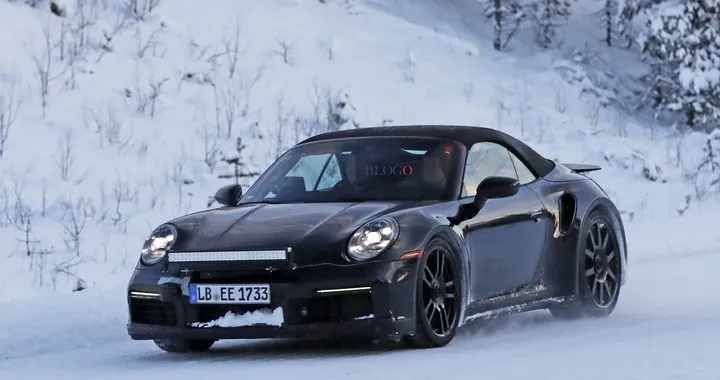 Porsche 911 Turbo S cabrio: foto spia sulla neve