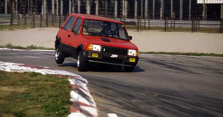 La piccola italiana molto pepata che fa tanto "Vacanze di Natale"