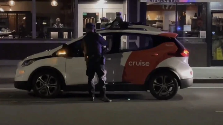 Polizia ferma auto a guida autonoma: ecco cosa fa l'algoritmo [Video]