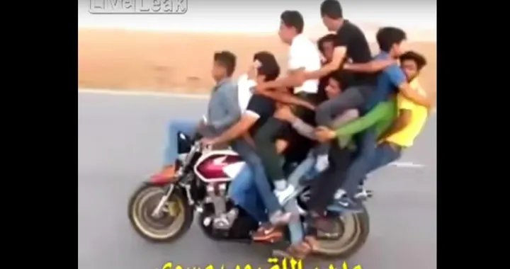 Folle comitiva in sella a una moto [Video]