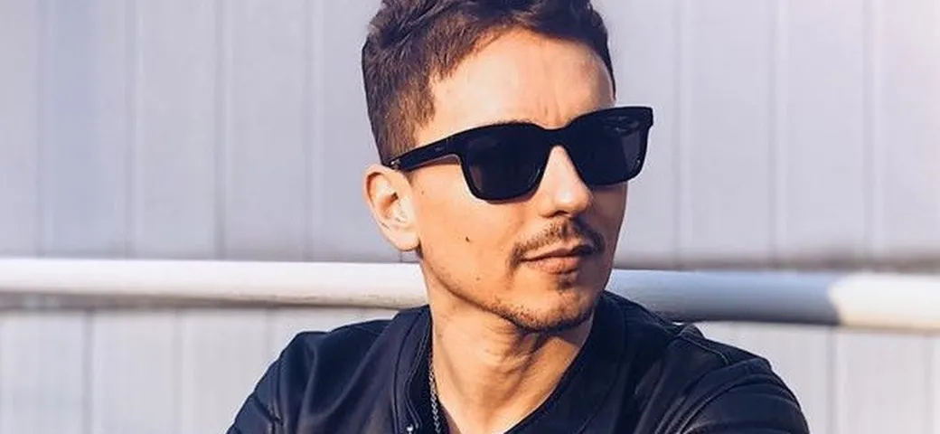 MotoGP: infortunio alla mano per Lorenzo