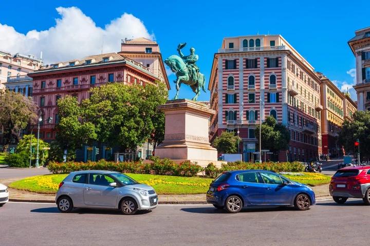 Genova spegne i motori (almeno nei cartelloni): stop alla pubblicità delle auto termiche