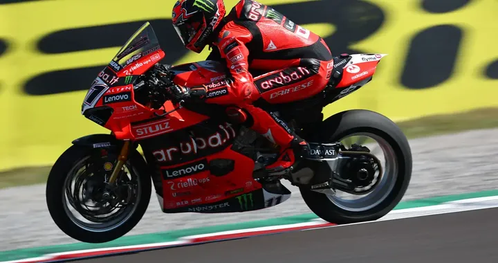 Nicolò Bulega domina in casa: trionfo nella gara 1 del WorldSBK a Cremona