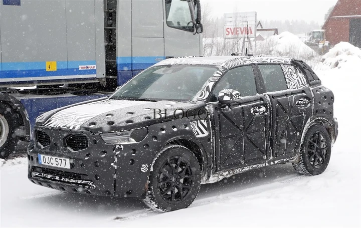 Volvo XC40: foto spia