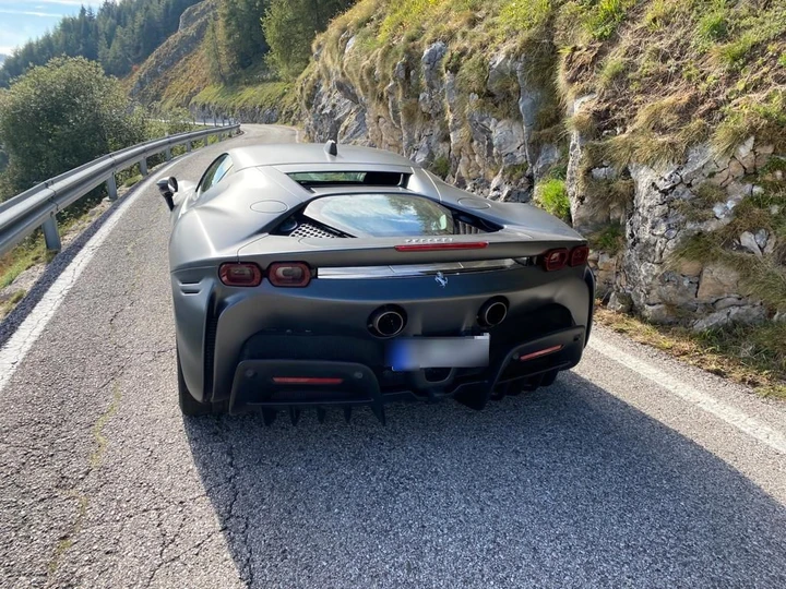 Ferrari in panne sulla strada di montagna: traffico bloccato