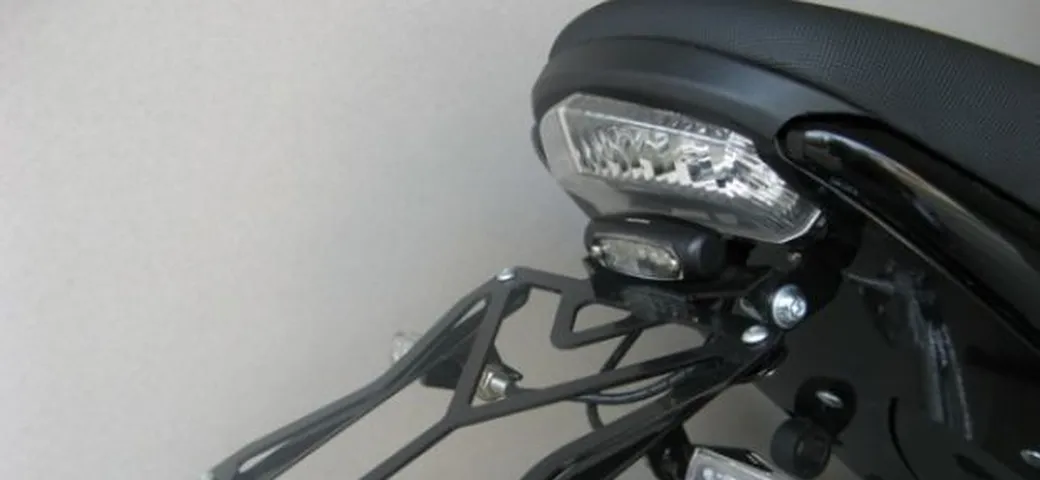 Kit portatarga IFB per Triumph Speed Triple 1050 e Street Triple