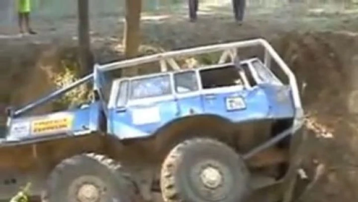 L'autocarro scivola su se stesso. L'Epic Fail è... a metà