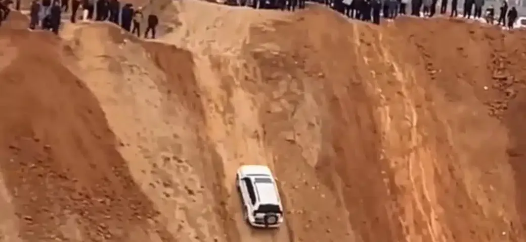 Invincibile Toyota Land Cruiser, scala una parete quasi verticale: il video