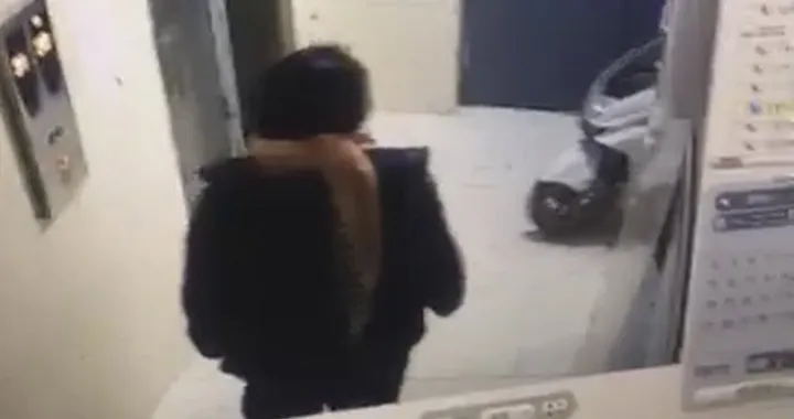 Scooter cade in ascensore